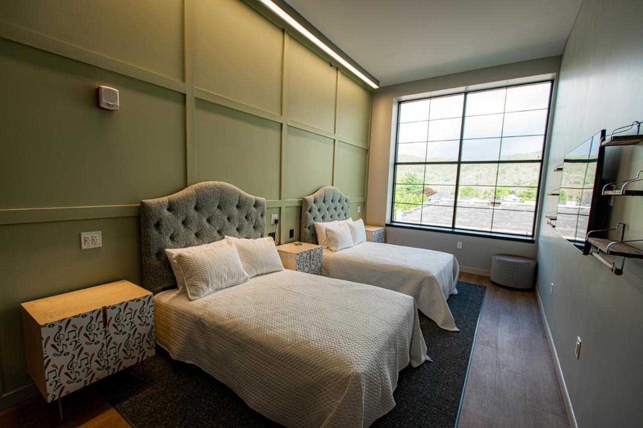 The Schoolhouse Hotel White Sulphur Springs Esterno foto
